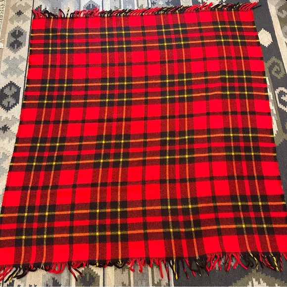 Vtg Faribo USA Red Tartan Plaid Fluff Loomed Fringed Stadium Throw Blanket - Picture 5 of 6
